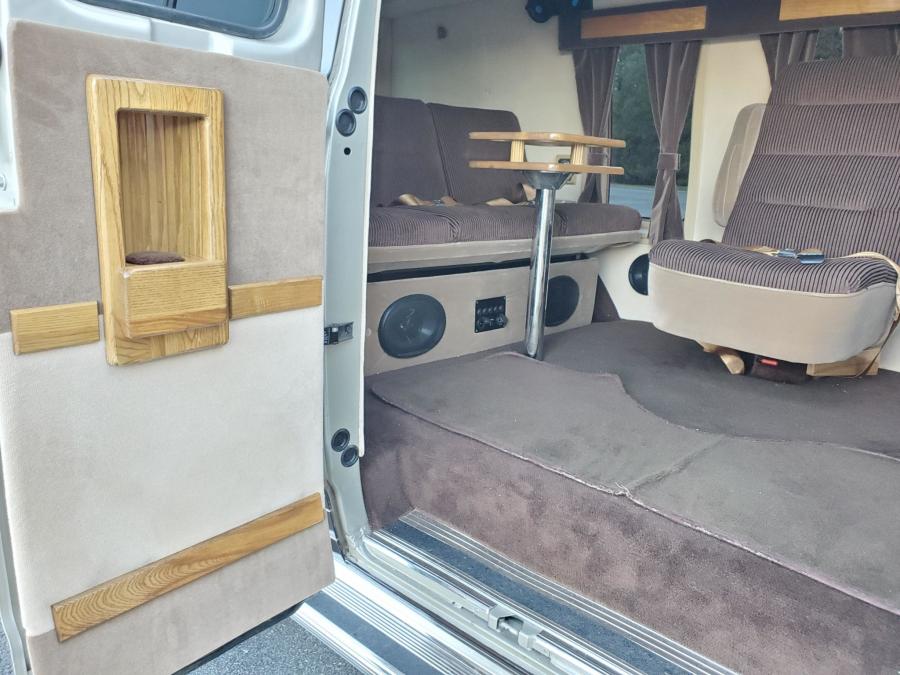 Интерьер Chevrolet G20 Conversion Van  (CG21305) 1988 года  (фото 222 из 257)